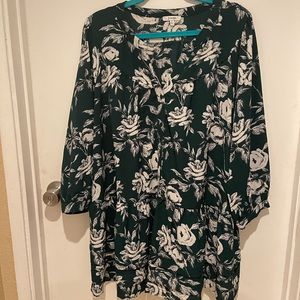 Oversized green and white blouse with pockets